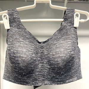 Victoria’s Secret 38DD sports bra -seamless